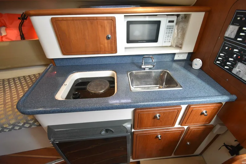 Slide: The Image of Pursuit 3070 Offshore Express 2005 - 24