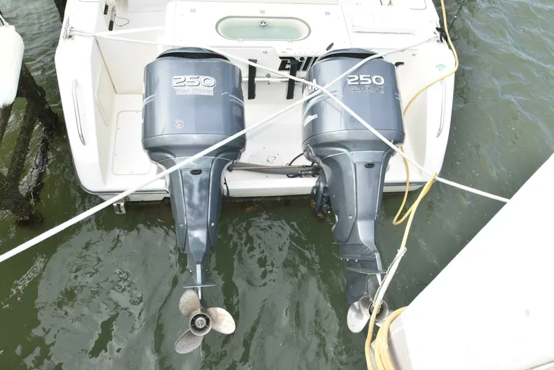 Slide: The Image of Pursuit 3070 Offshore Express 2005 - 37