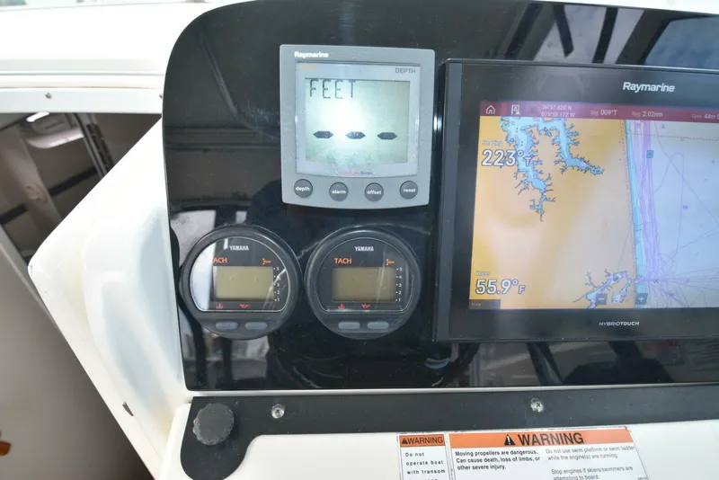 Slide: The Image of Pursuit 3070 Offshore Express 2005 - 40