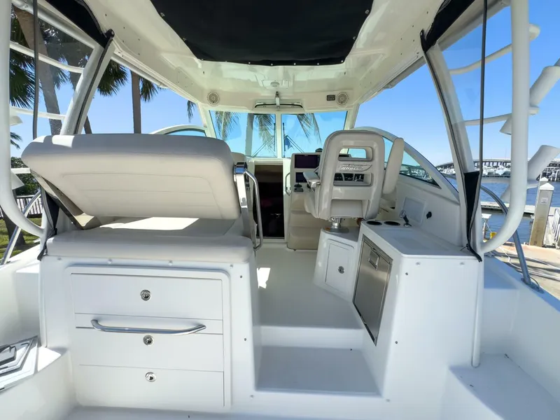Slide: The Image of Boston Whaler 315 Conquest 2018 - 17