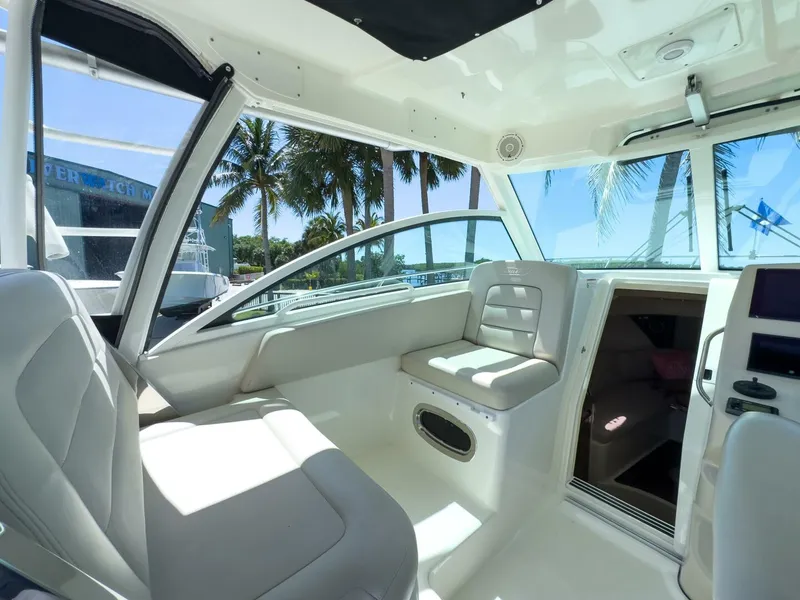 Slide: The Image of Boston Whaler 315 Conquest 2018 - 20