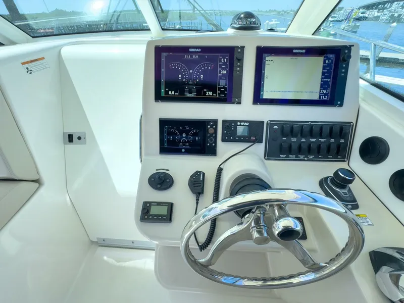 Slide: The Image of Boston Whaler 315 Conquest 2018 - 22