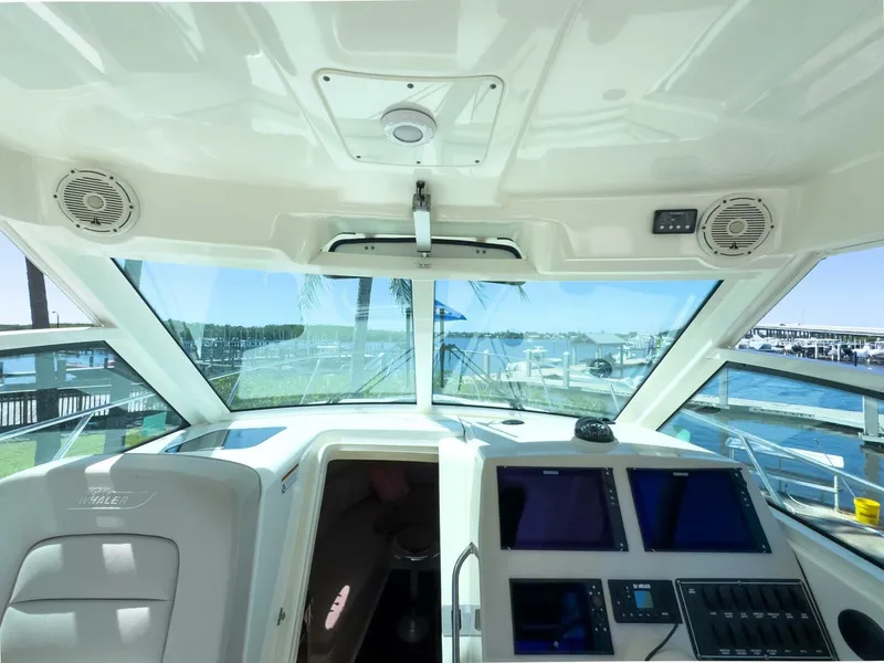 Slide: The Image of Boston Whaler 315 Conquest 2018 - 23