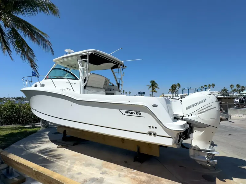Slide: The Image of Boston Whaler 315 Conquest 2018 - 7