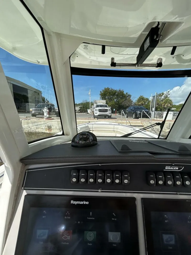 Slide: The Image of Boston Whaler 330 Outrage 2017 - 10