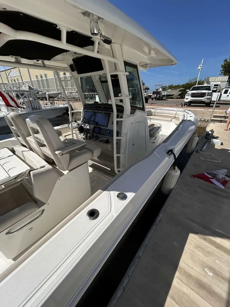 Slide: The Image of Boston Whaler 330 Outrage 2017 - 22