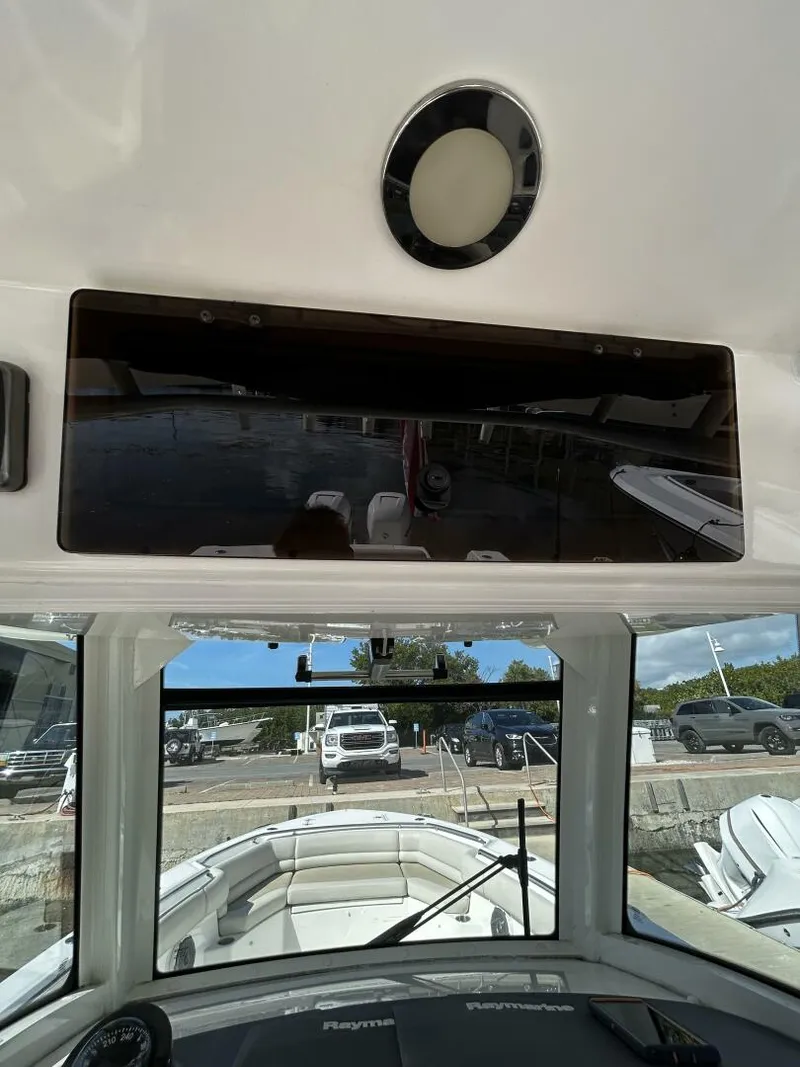 Slide: The Image of Boston Whaler 330 Outrage 2017 - 4