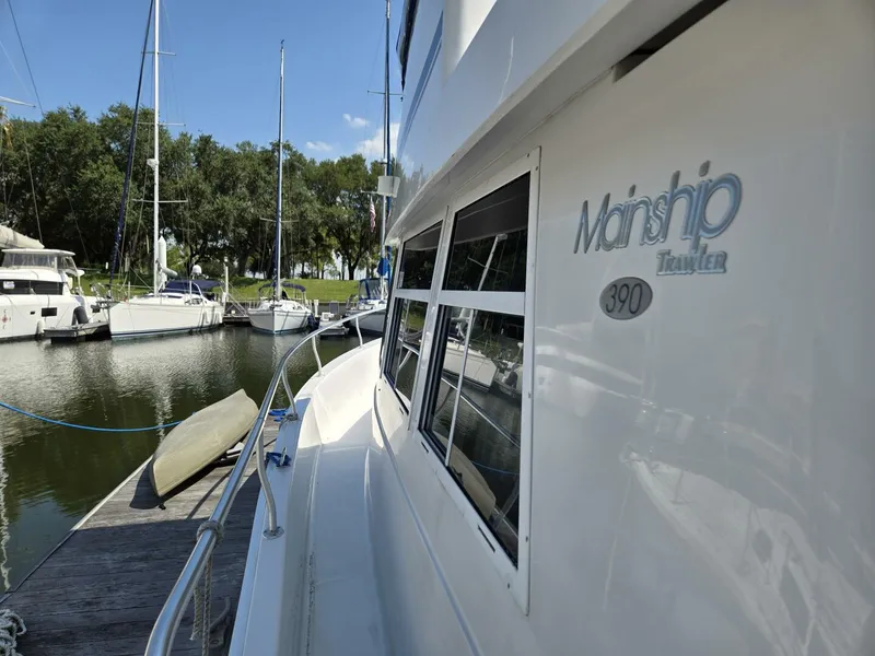 Slide: The Image of Mainship 390 2001 - 13