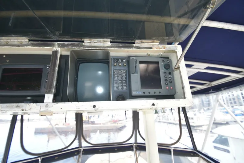 Slide: The Image of Hatteras 46 Convertible 1978 - 16