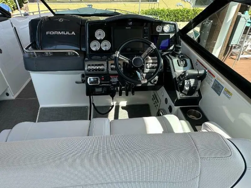 Slide: The Image of Formula 350 Crossover Bowrider 2020 - 18