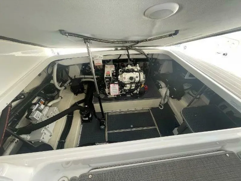 Slide: The Image of Formula 350 Crossover Bowrider 2020 - 29