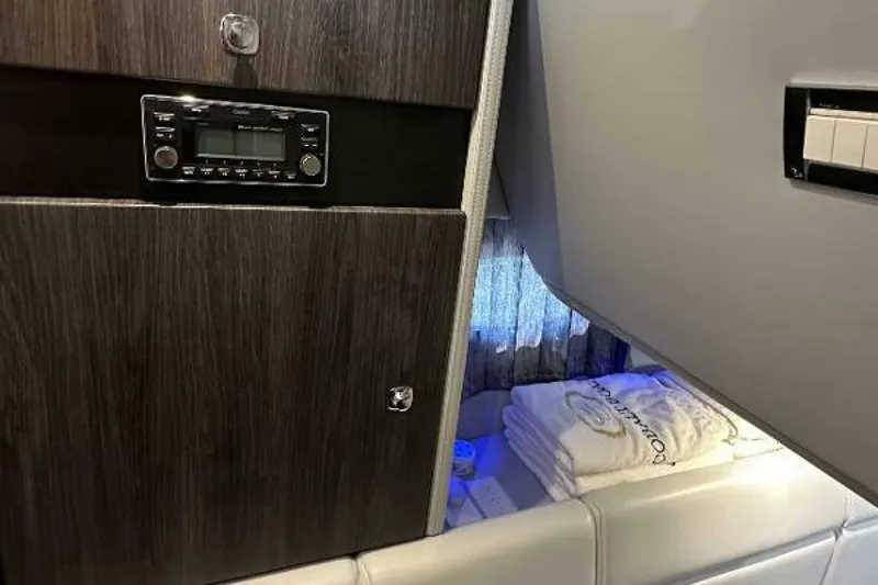 Slide: The Image of Formula 350 Crossover Bowrider 2020 - 27