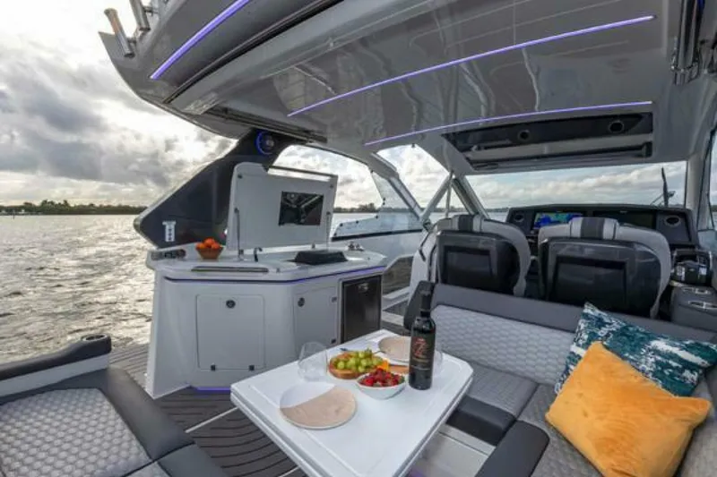 Slide: The Image of Galeon 325 GTO 2022 - 14