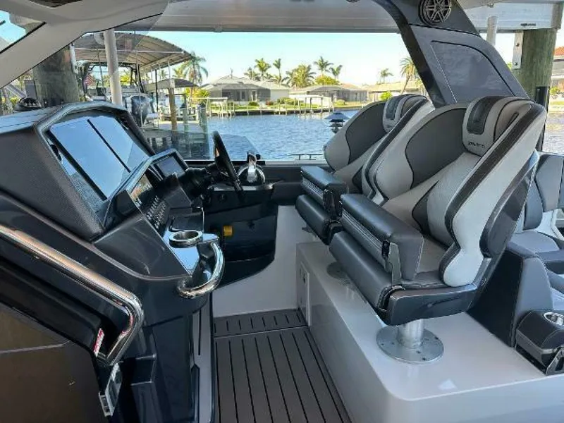 Slide: The Image of Galeon 325 GTO 2022 - 26