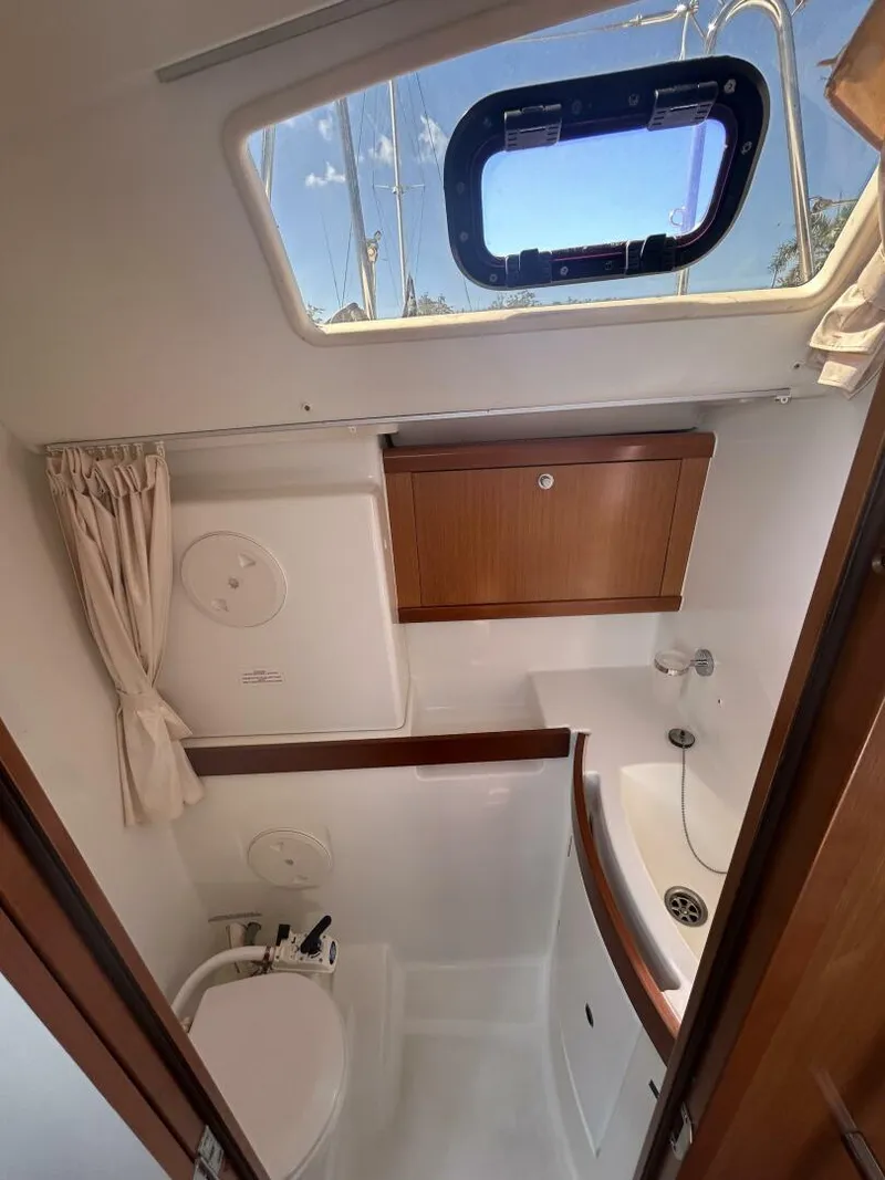 Slide: The Image of Beneteau Oceanis 43 2010 - 32