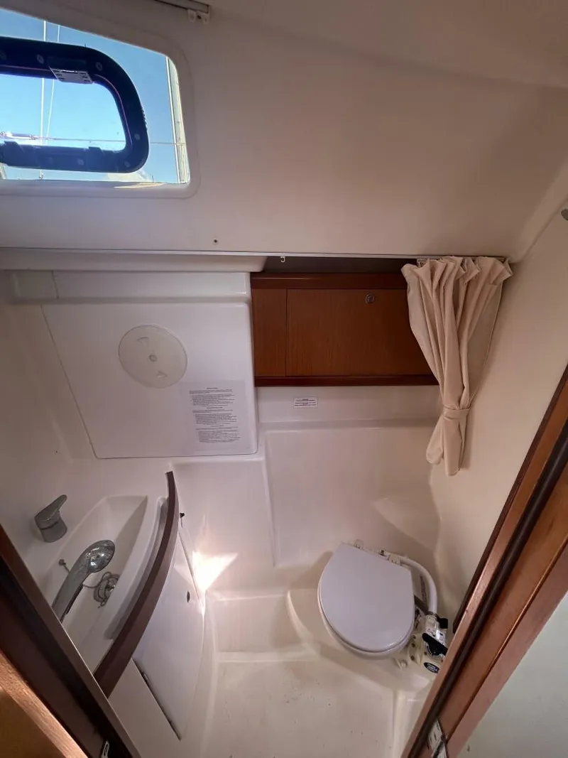 Slide: The Image of Beneteau Oceanis 43 2010 - 34