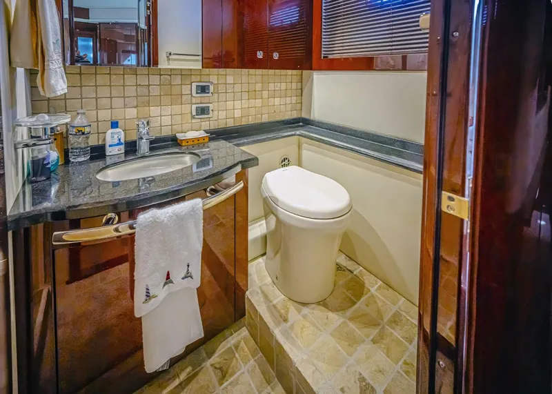 Slide: The Image of Sea Ray 580 Sundancer 2011 - 16