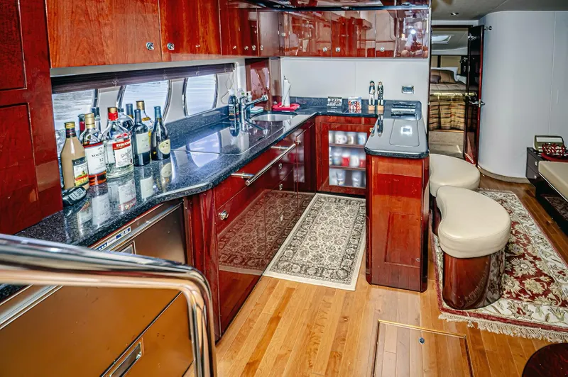 Slide: The Image of Sea Ray 580 Sundancer 2011 - 21