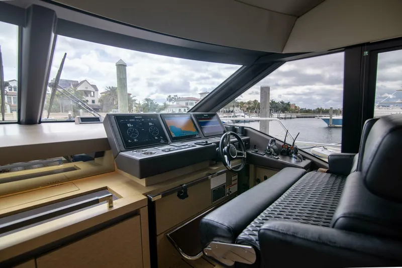 Slide: The Image of Prestige 680 Flybridge 2018 - 11