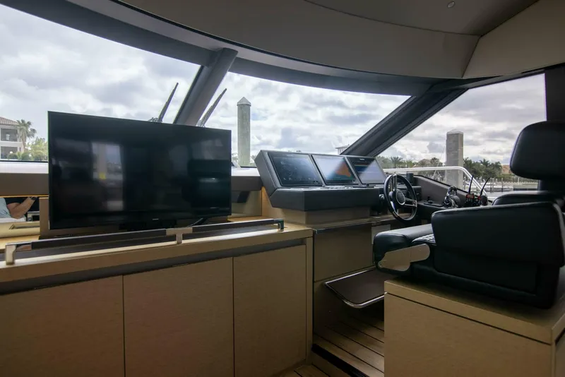 Slide: The Image of Prestige 680 Flybridge 2018 - 13