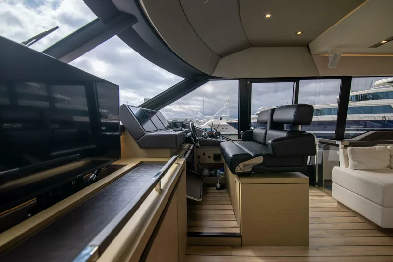 Slide: The Image of Prestige 680 Flybridge 2018 - 14