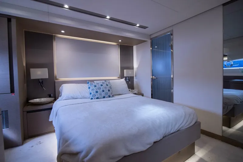 Slide: The Image of Prestige 680 Flybridge 2018 - 28