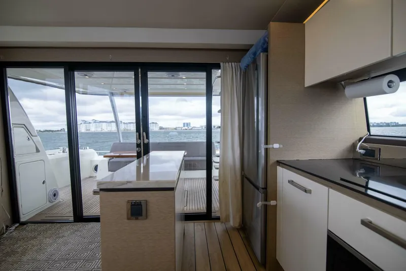 Slide: The Image of Prestige 680 Flybridge 2018 - 3