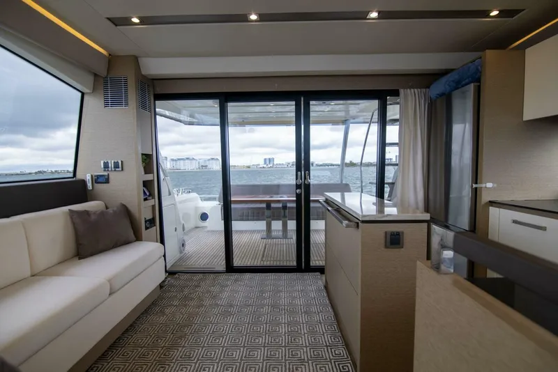 Slide: The Image of Prestige 680 Flybridge 2018 - 4