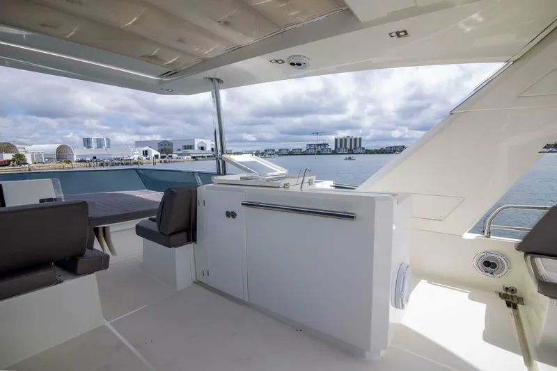 Slide: The Image of Prestige 680 Flybridge 2018 - 44