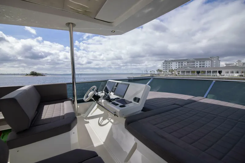 Slide: The Image of Prestige 680 Flybridge 2018 - 47