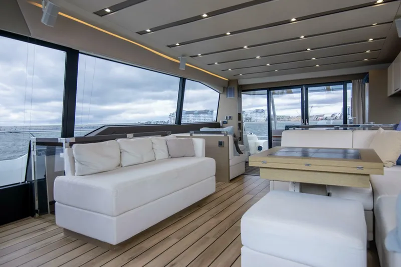 Slide: The Image of Prestige 680 Flybridge 2018 - 7