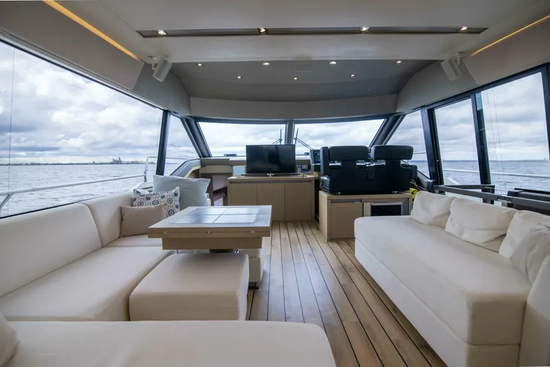 Slide: The Image of Prestige 680 Flybridge 2018 - 8