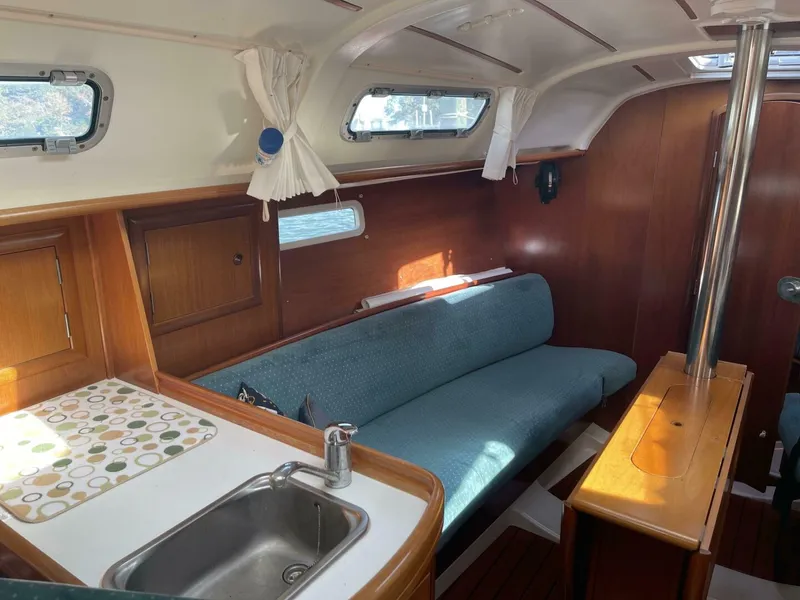 Slide: The Image of Beneteau 311 2000 - 25