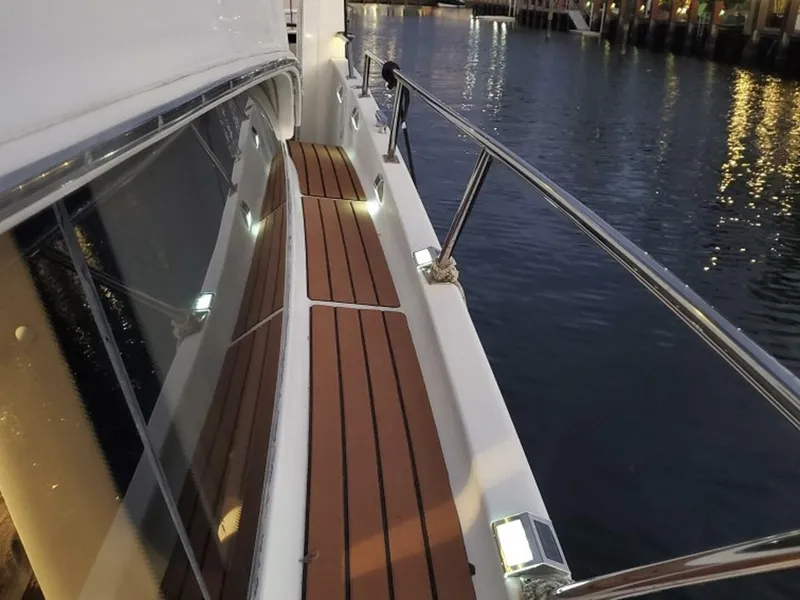 Slide: The Image of Carver Yachts 40 Flybridge 2001 - 31