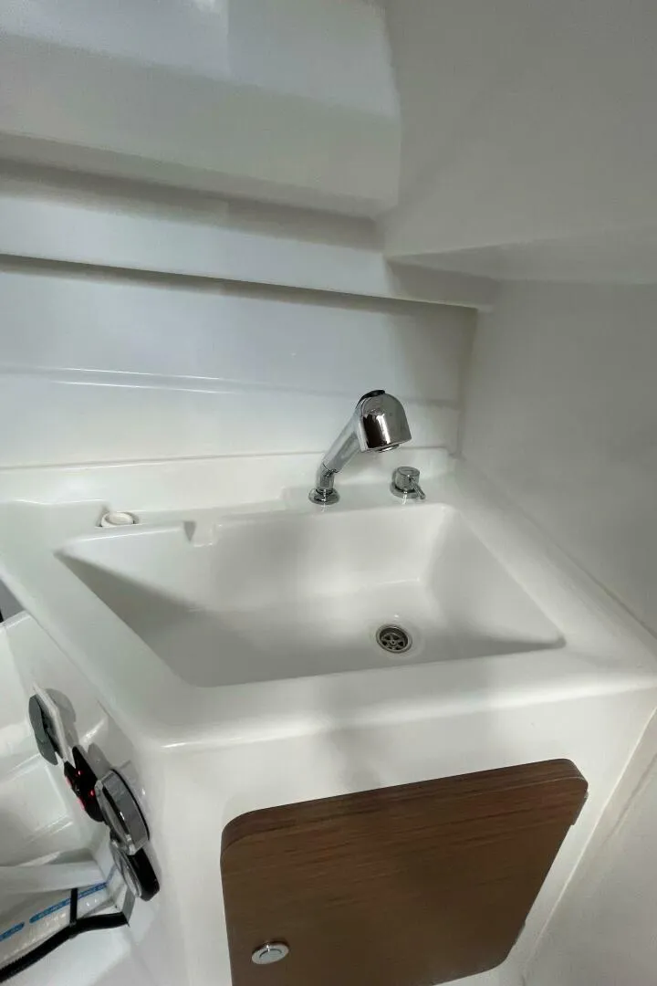 Slide: The Image of Beneteau Antares 8 2023 - 15