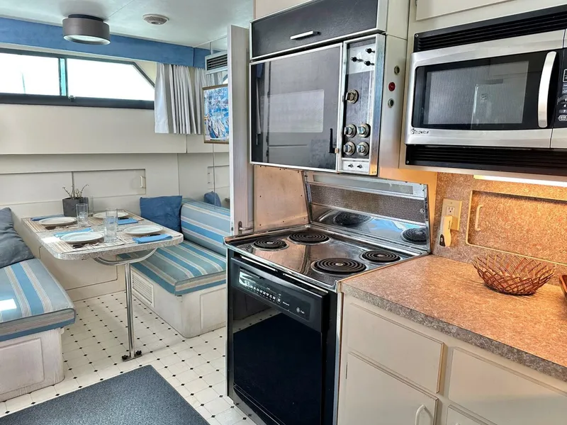 Slide: The Image of Hatteras 54 MotorYacht 1987 - 16