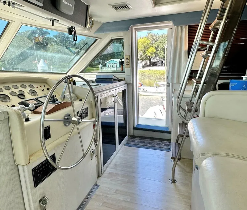 Slide: The Image of Hatteras 54 MotorYacht 1987 - 9