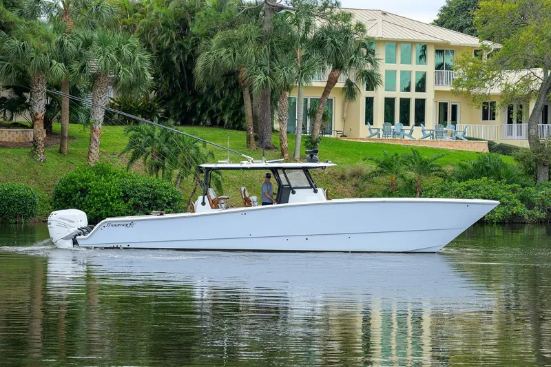 The Image of Freeman 42 LR Center Console 2023 - 0