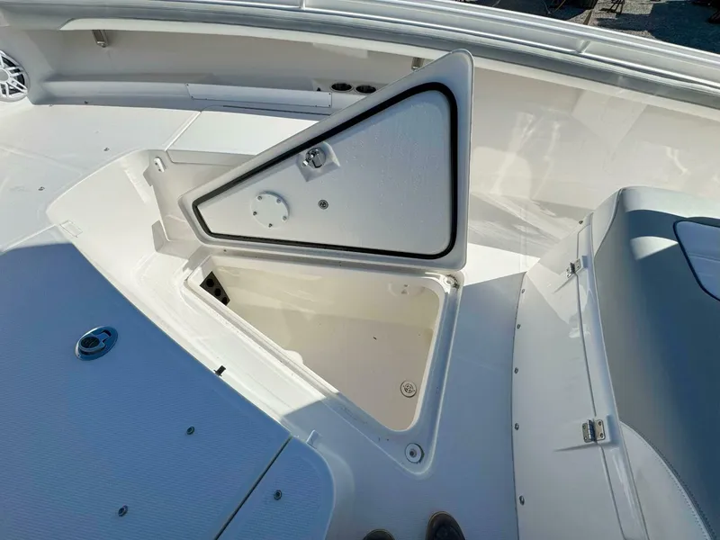 Slide: The Image of Regulator Marine 23fs 2021 - 17