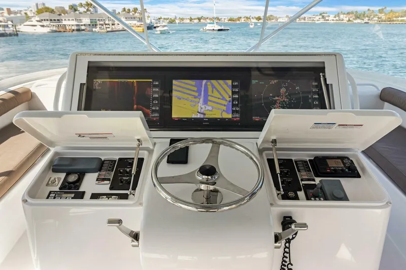 Slide: The Image of Hatteras GT63 2016 - 23