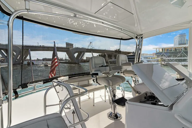 Slide: The Image of Hatteras GT63 2016 - 24