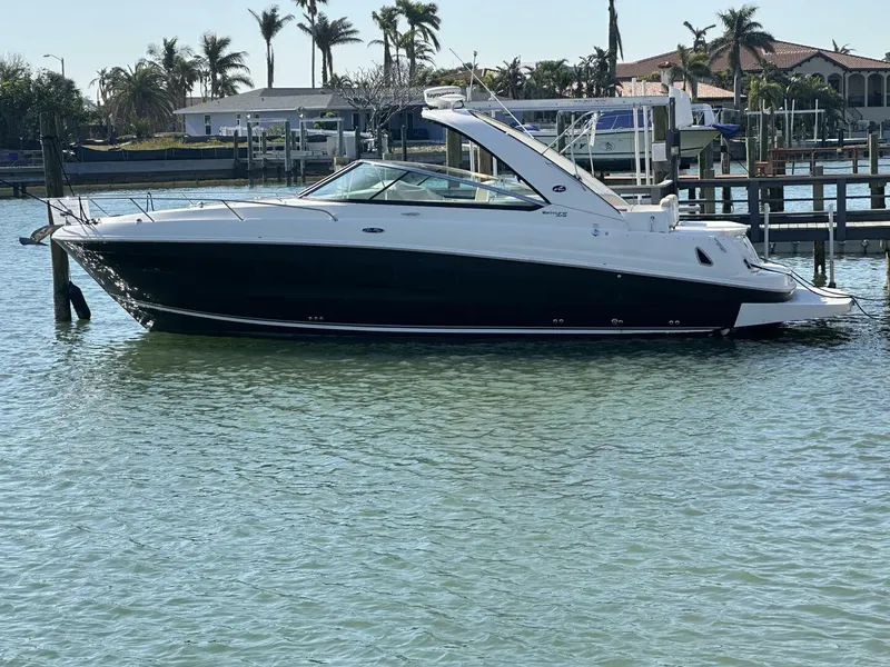 The Image of Sea Ray 370 Venture 2013 - 0
