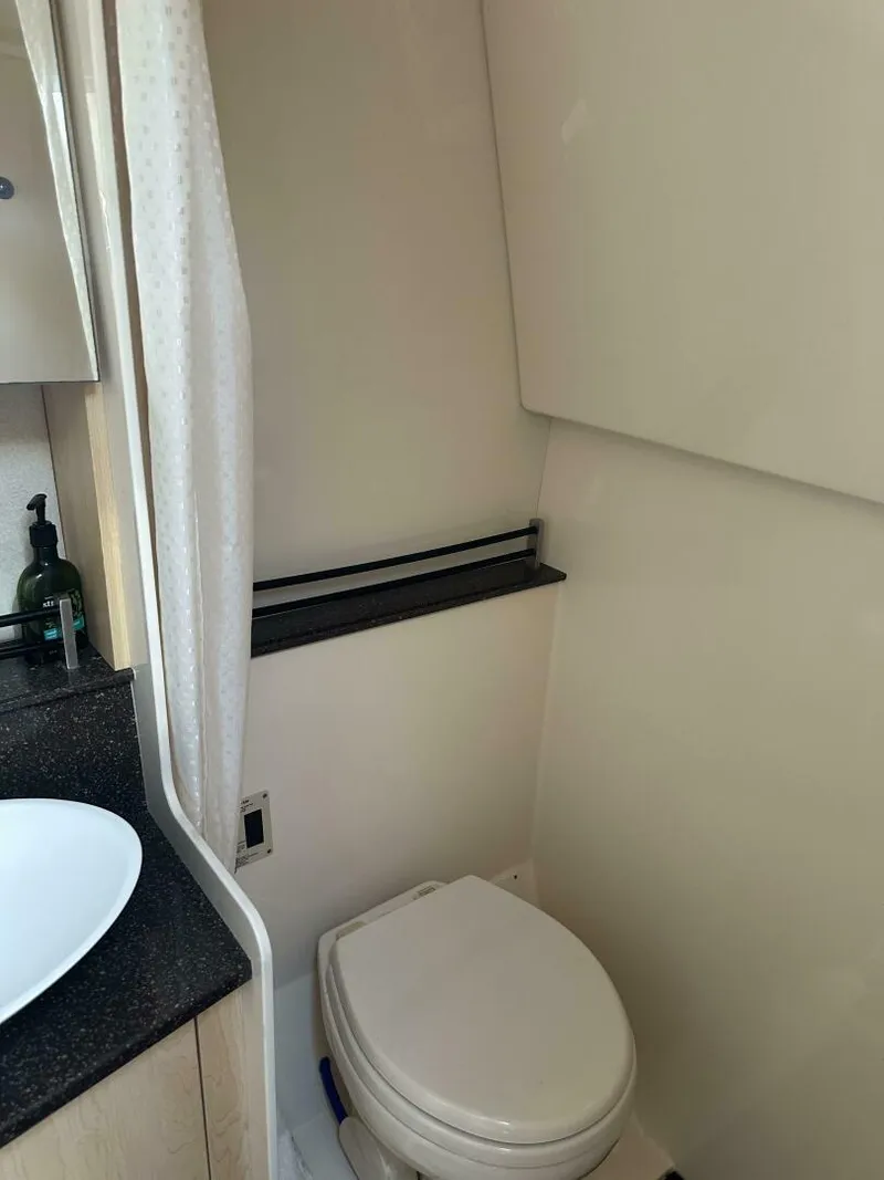 Slide: The Image of Sea Ray 370 Venture 2013 - 10