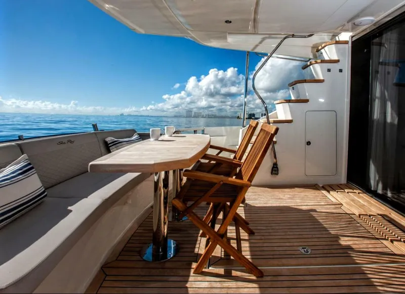 Slide: The Image of Sea Ray L650 Fly 2018 - 14