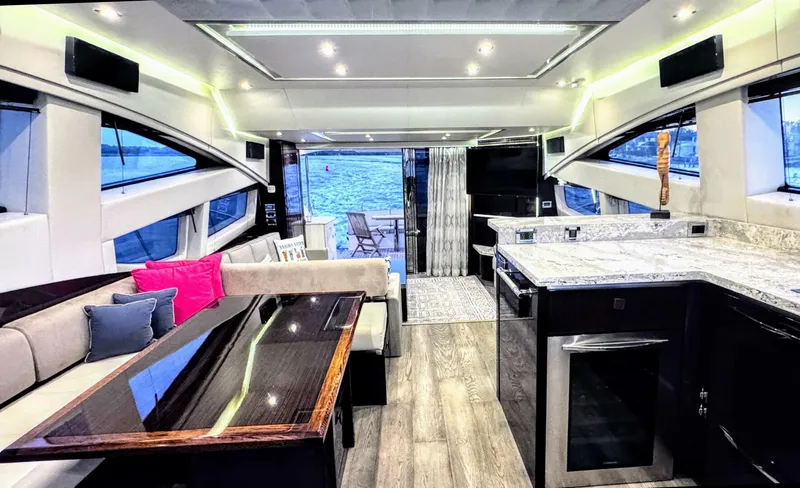 Slide: The Image of Sea Ray L650 Fly 2018 - 28
