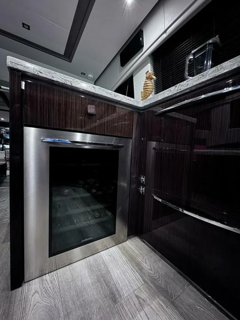 Slide: The Image of Sea Ray L650 Fly 2018 - 29
