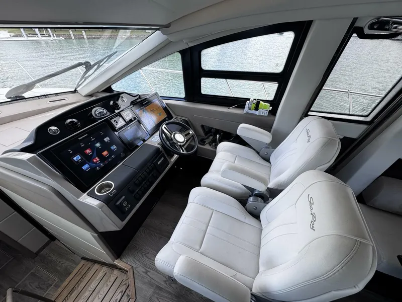 Slide: The Image of Sea Ray L650 Fly 2018 - 31