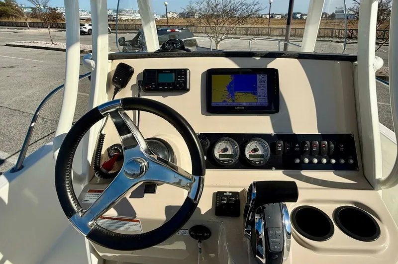 Slide: The Image of Boston Whaler 210 Dauntless 2020 - 20