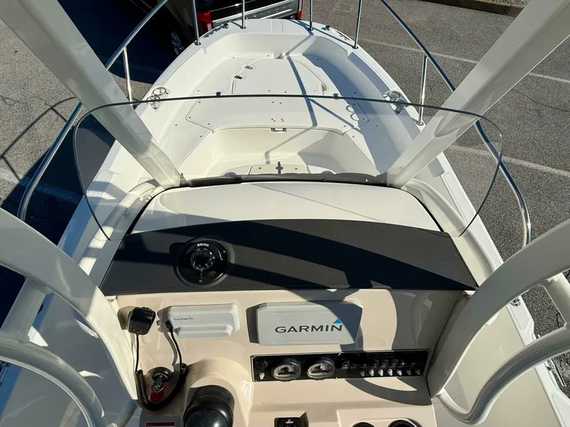 Slide: The Image of Boston Whaler 210 Dauntless 2020 - 31