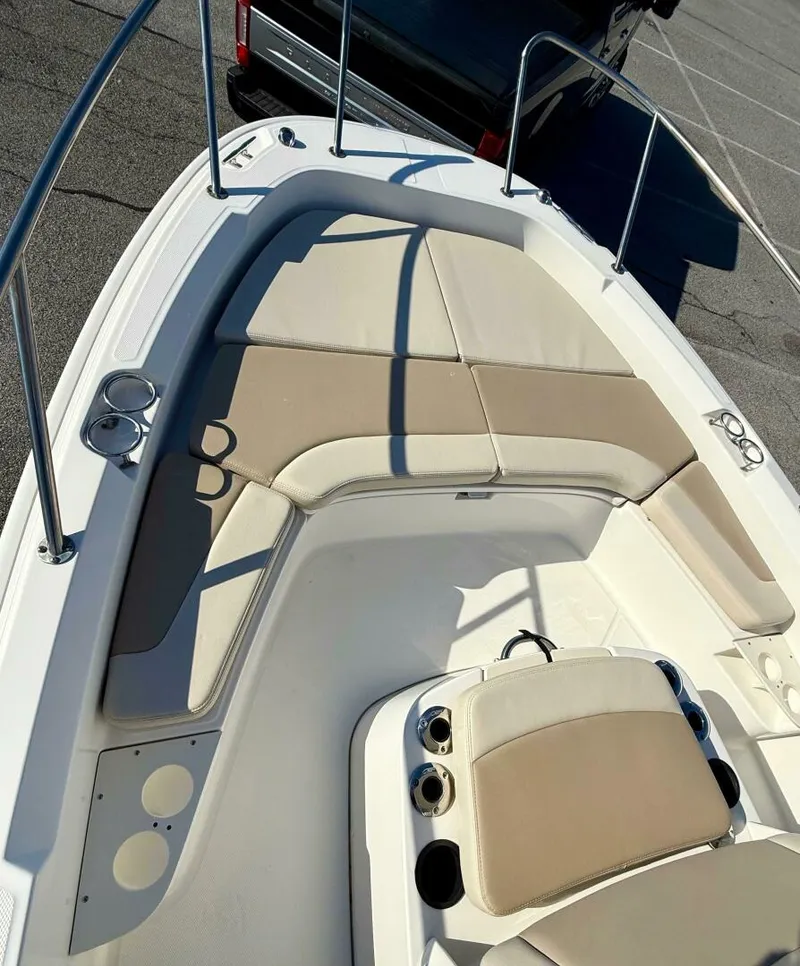 Slide: The Image of Boston Whaler 210 Dauntless 2020 - 40